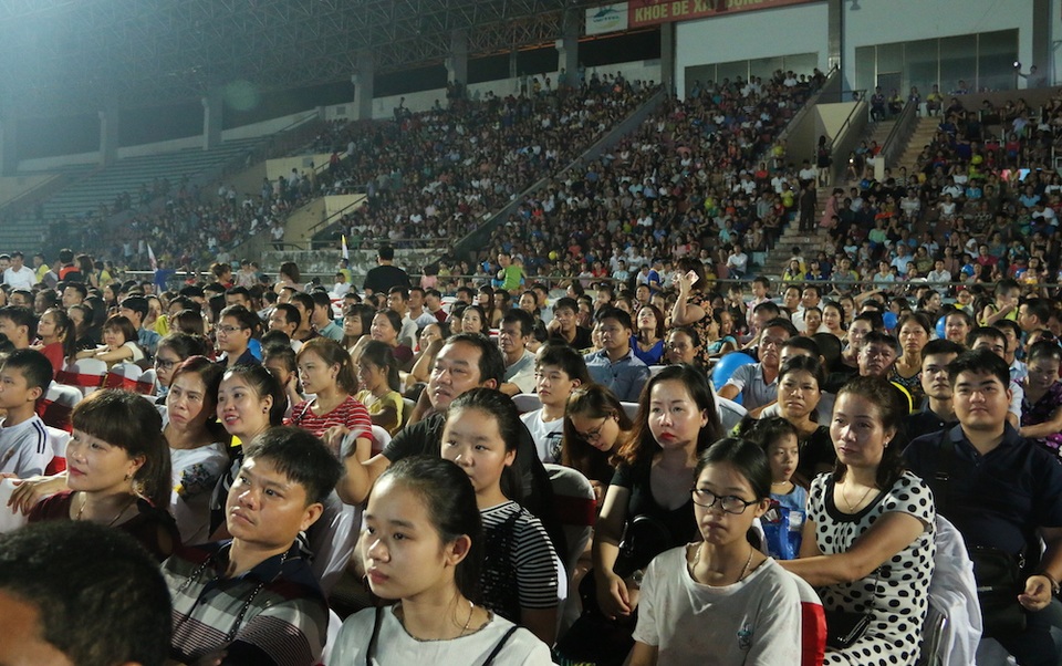 Trao hàng trăm suất quà đến tay các em nhỏ khó khăn trong đêm nhạc "Khát vọng tuổi thơ" - 4 Đêm nhạc đã thu hút được rất đông khán giả tới sân vận động Việt Trì để thưởng thức.