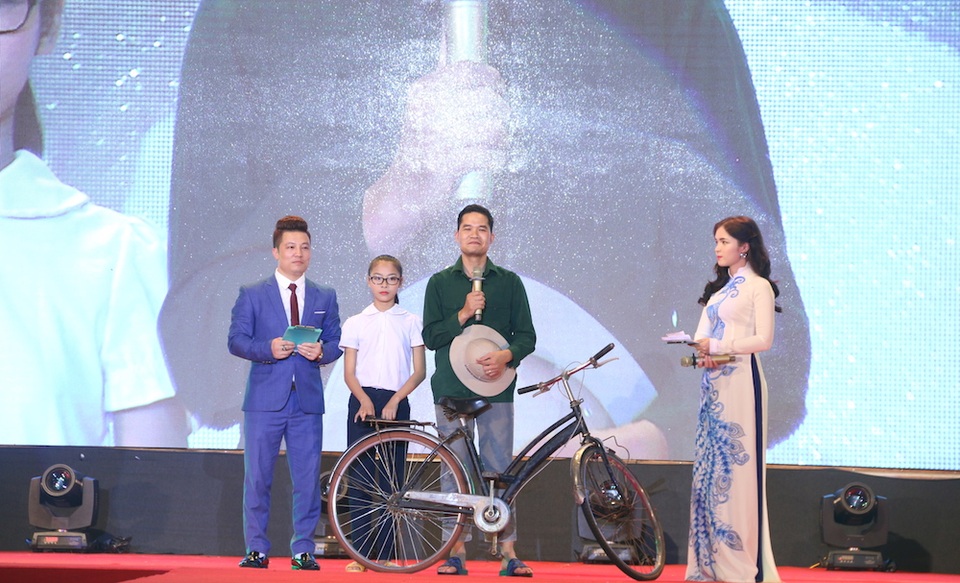 Trao hàng trăm suất quà đến tay các em nhỏ khó khăn trong đêm nhạc "Khát vọng tuổi thơ" - 3 Lãnh đạo Công ty CP Công nghệ Smart Think xuất hiện trên sân khấu bằng một chiếc xe đạp.
