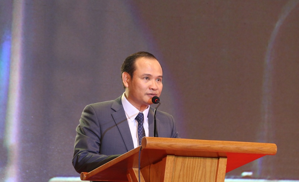 Trao hàng trăm suất quà đến tay các em nhỏ khó khăn trong đêm nhạc "Khát vọng tuổi thơ" - 2 Ông Trần Anh Tuấn Phó tổng Giám đốc Công ty CP Công nghệ Smart Think phát biểu khai mạc đêm nhạc.