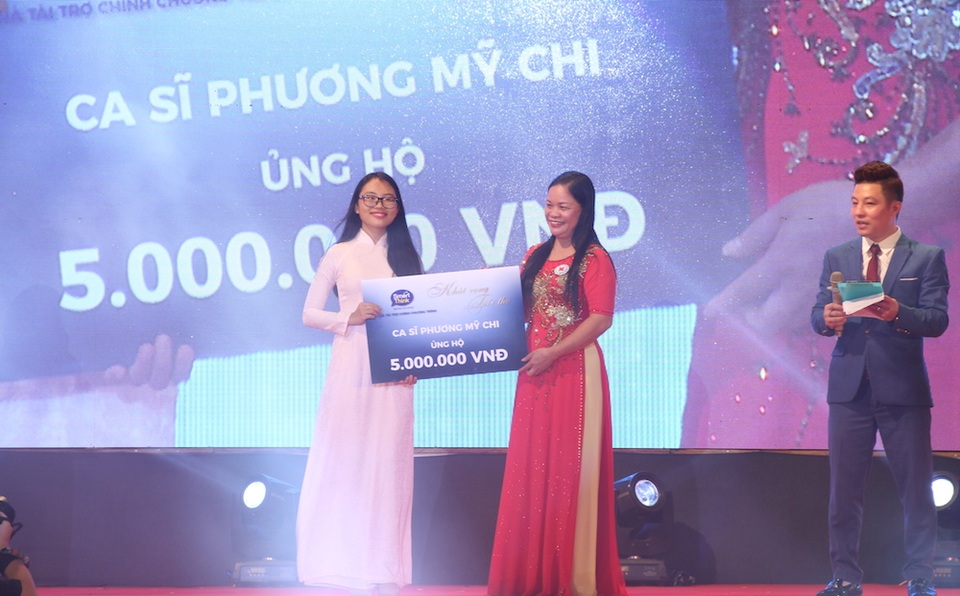 Trao hàng trăm suất quà đến tay các em nhỏ khó khăn trong đêm nhạc "Khát vọng tuổi thơ" - 6
Giống như nghệ sĩ Quang Tèo, Phương Mỹ Chi cũng trao một phần quà đến những hoàn cảnh gặp khó khăn.