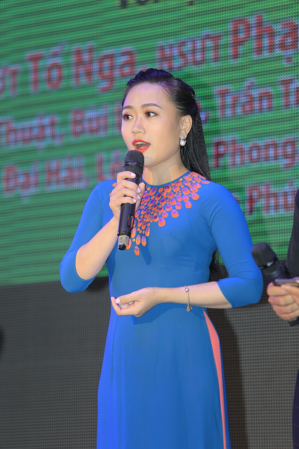 Cảm xúc lắng đọng trong đêm nhạc hướng về miền Trung - 5 Cảm xúc lắng đọng trong đêm nhạc hướng về miền Trung - 5