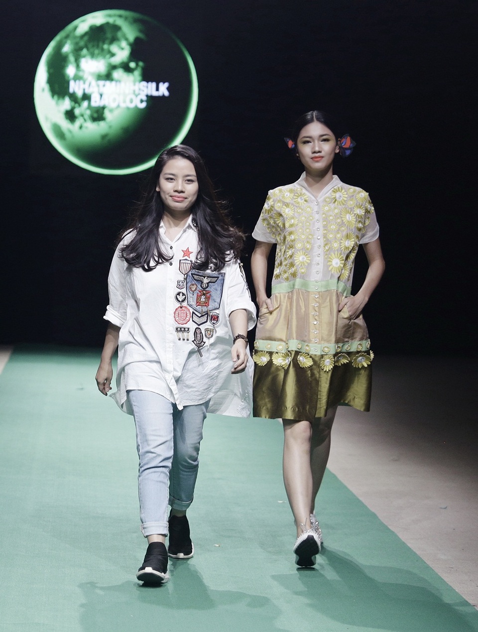 NTK Phương Thanh: “Nghịch lý thời trang Việt nhập vải ngoại khiến chúng tôi trăn trở” - 1 NTK Phương Thanh và Á hậu Thanh Tú - người mẫu trình diễn vị trí vedette cho BST của Phương Thanh tại Tuần lễ Thời trang Việt Nam Xuân Hè 2018.