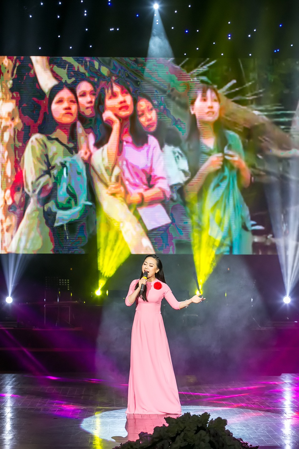 Thanh Lam, Phương Thanh nồng nàn và xúc cảm trong đêm nhạc “Màu hoa đỏ” - 6 Giọng ca Phương Thanh đã mang đến cho khán giả nhiều xúc cảm đặc biệt khi thể hiện Sợi nhớ sợi thương và Cô dân quân làng Đỏ...