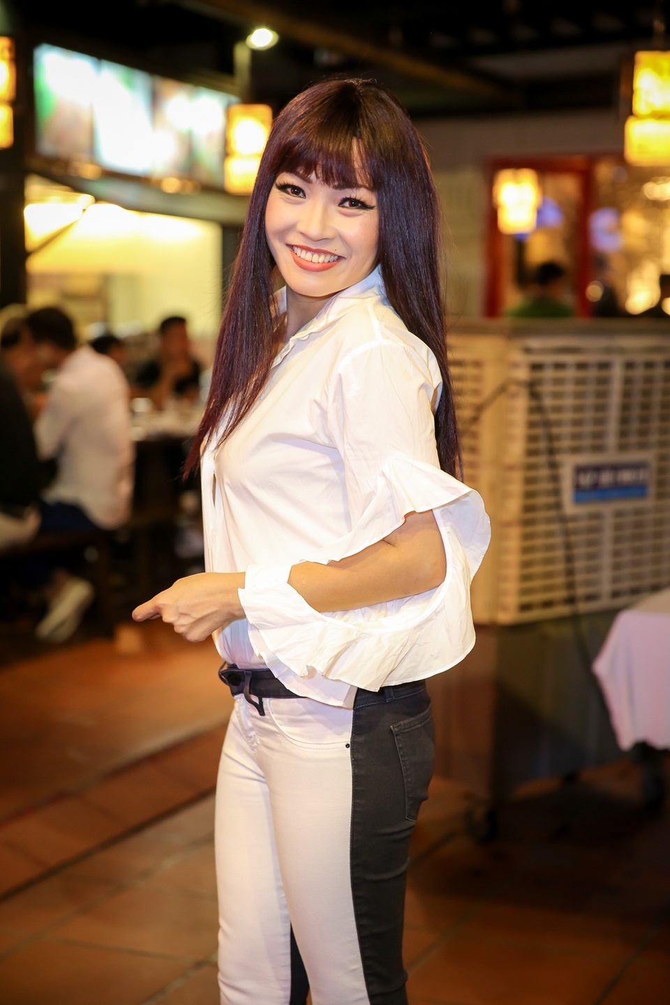 Chị Chanh chọn trang phục giản dị với áo sơ mi trắng - quần jean. Tuy nhiên chiếc quần có thiết kế nửa trắng - nửa đen lại là điểm nhấn cho nữ ca sĩ.