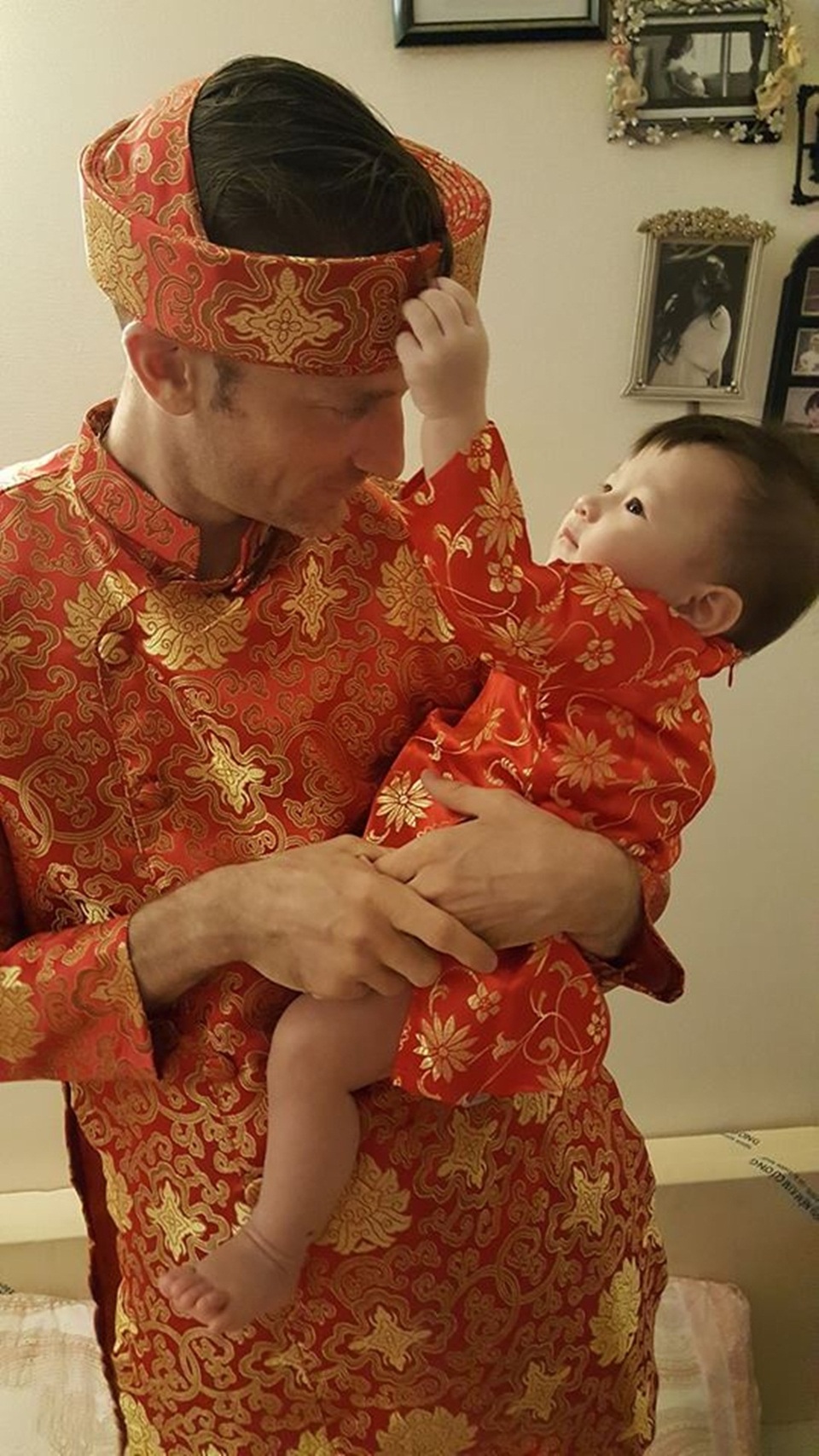 Chồng và con gái Phương Vy mặc áo dài truyền thống Tết Đinh Dậu.