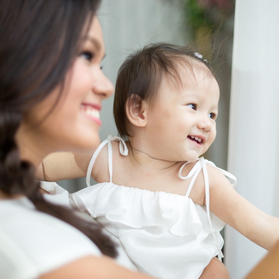 Phương Vy khoe con gái lai tây cực đáng yêu - 9
Mặc dù hạnh phúc bên gia đình nhưng Phương Vy cho biết với cô âm nhạc vẫn hơi thở, như nhịp sống hằng ngày. Bên cạnh đó ông xã Sean Trace và bé Ailani cũng chính nguồn cảm hứng tuyệt vời cho cô khi hoạt động sáng tạo trong nghệ thuật. Đối với cô gia đình là cái nôi của tất cả mọi thứ, đặc biệt là tâm hồn.