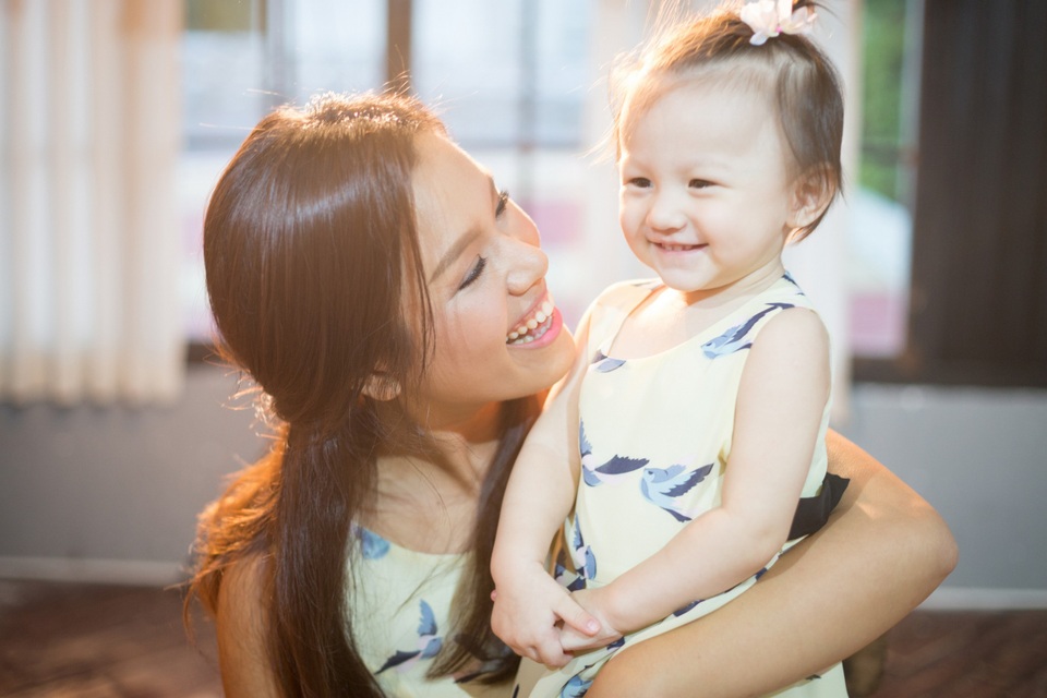 Phương Vy khoe con gái lai tây cực đáng yêu - 2 Phương Vy cười rạng rỡ và tràn ngập hạnh phúc trong những khoảnh khắc được vui đùa bên con gái Ailani. Nữ ca sĩ cho biết với cô ngày nào cũng là ngày Quốc tế thiếu nhi và luôn cô gắng làm một điều gì đó thật đặc biệt cho bé.