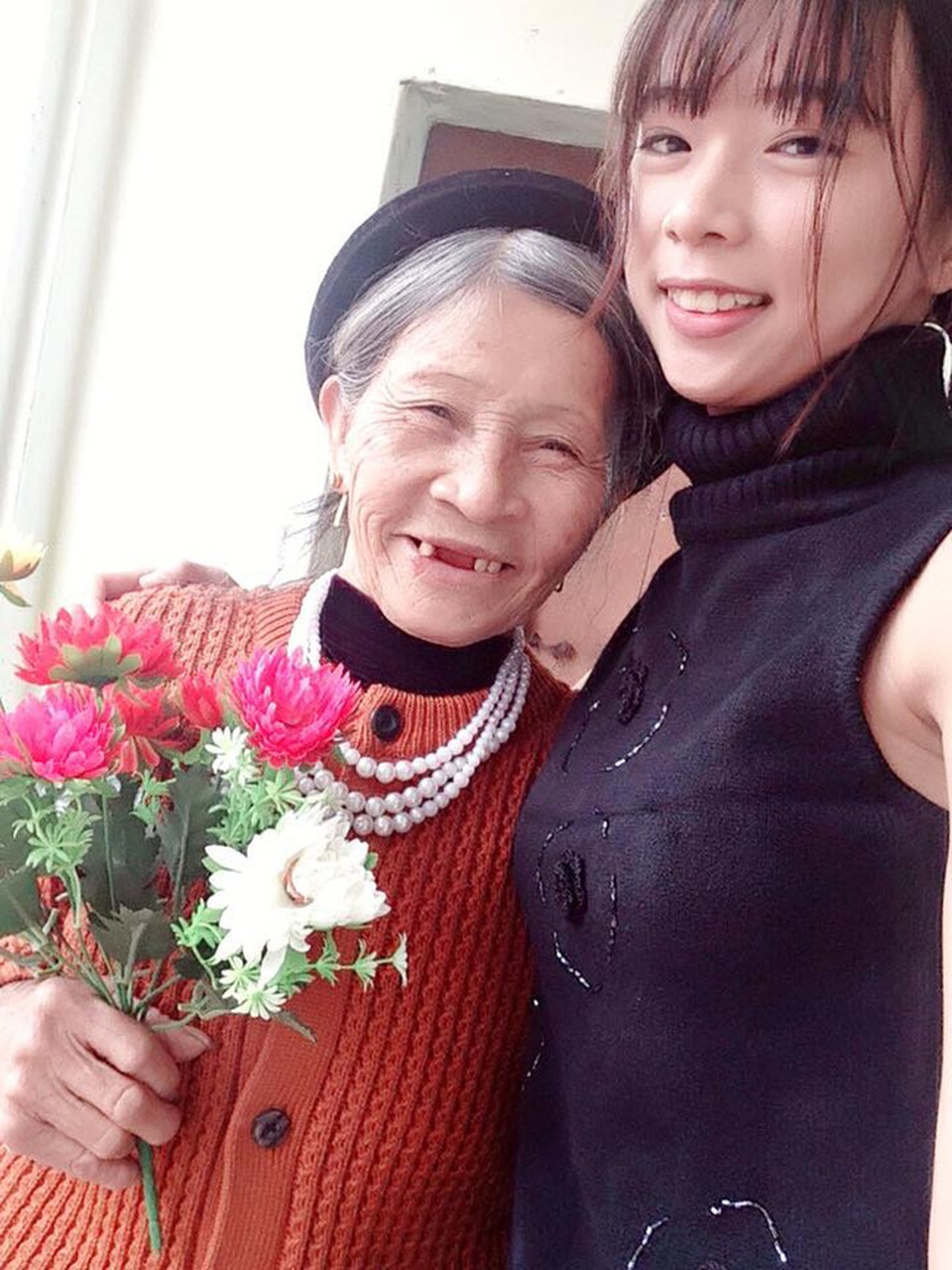 Chuyện xúc động về người bà một mình nuôi cháu lớn khôn - 2 Hình ảnh hai bà cháu hạnh phúc bên nhau.