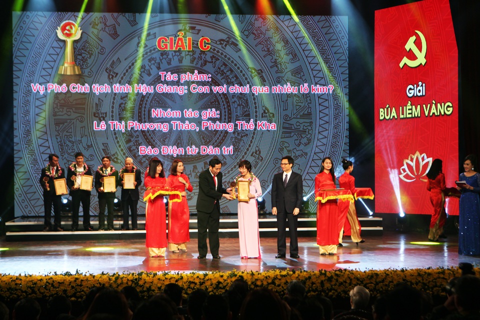 Phóng viên báo Dân trí nhận giải thưởng Búa liềm vàng - 1
Nhà báo Lê Thị Phương Thảo, báo Dân trí lên nhận Giải báo chí toàn quốc về xây dựng Đảng