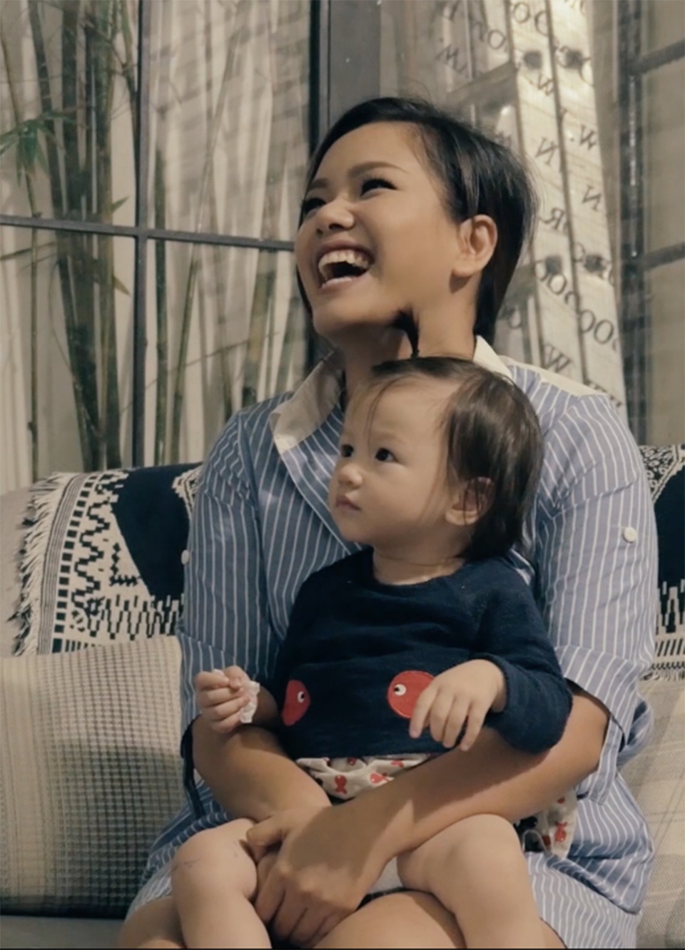 Phương Vy xúc động bật khóc trước tình yêu của chồng Tây - 2 Phương Vy cười rạng rỡ trước hạnh phúc bất ngờ mà ông xã dành cho mình trong ngày sinh nhật.