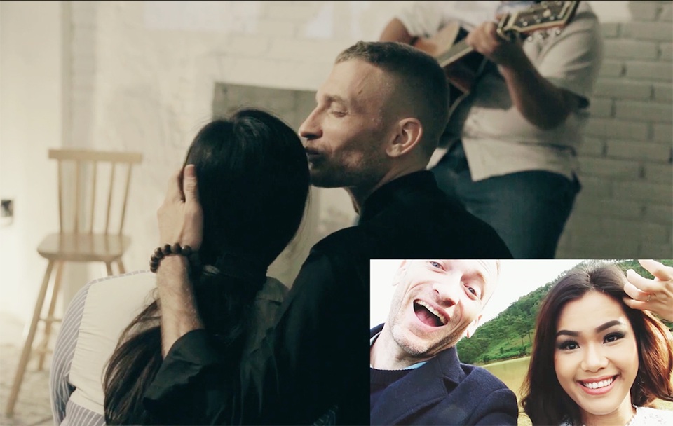 Phương Vy xúc động bật khóc trước tình yêu của chồng Tây - 4 Ông xã Phương Vy dành cho vợ nụ hôn ngọt ngào và ấm áp trong ngày đặc biệt