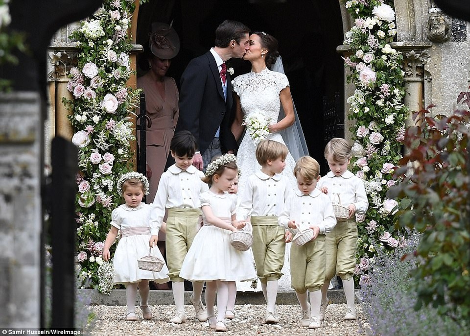 Cận cảnh váy cưới xa hoa của em gái công nương Kate Middleton - 7
Chiếc váy được làm thủ công hoàn toàn bằng tay trong nhiều ngày