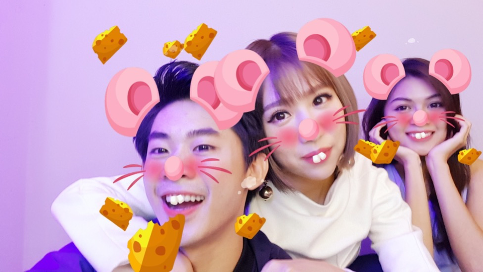 “Phá đảo” mạng xã hội với tính năng selfie mới trên Galaxy J7 Pro - 2
Chần chừ gì mà không làm mới trang cá nhân của bạn bằng loạt sticker ngộ nghĩnh nào!