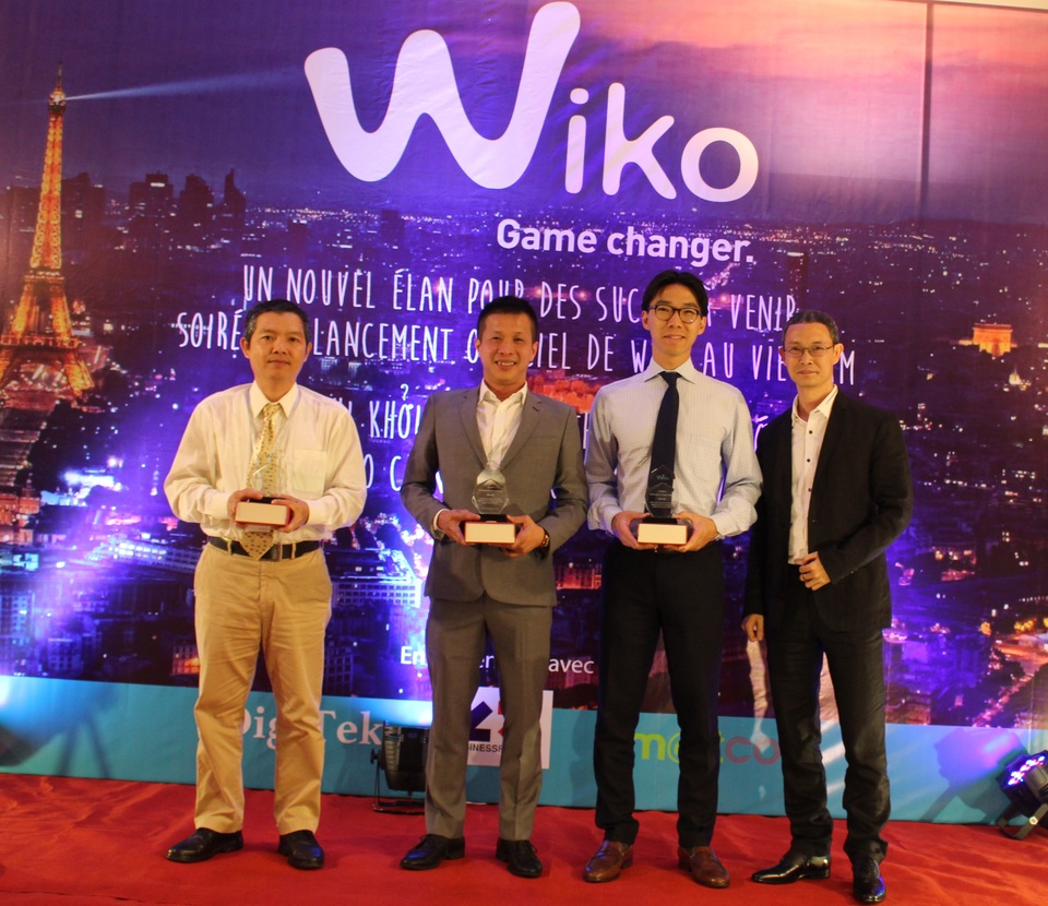 Thương hiệu điện thoại Wiko lựa chọn được đơn vị bảo hành tại Việt Nam - 5 Đại diện Wiko trao cup lưu niệm cho Đại sự quán Pháp, đơn vị phân phối và bảo hành