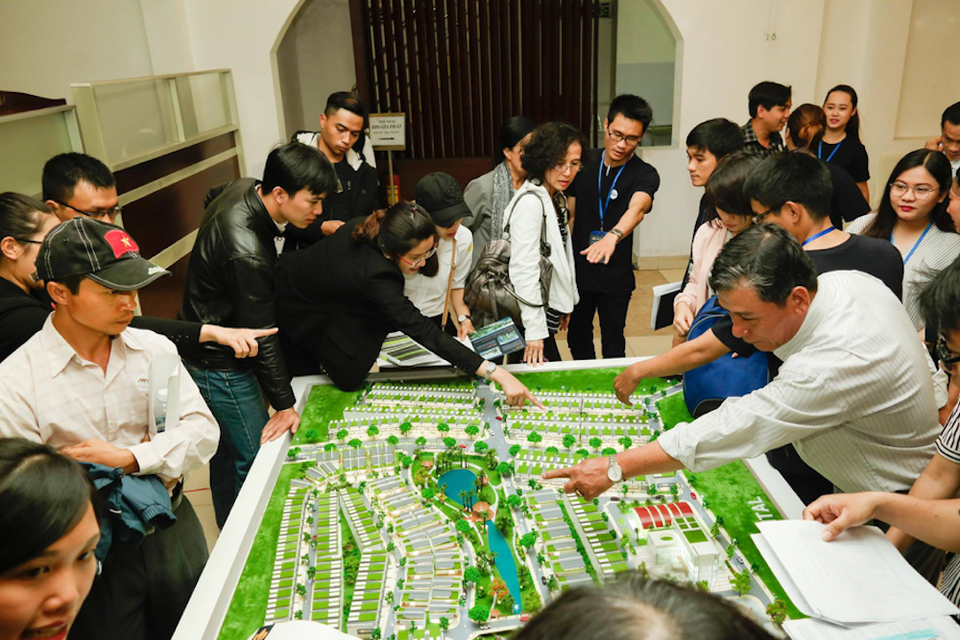 Bảo Lộc Capital - Nhộn nhịp giao dịch những lô cuối cùng của đợt 1 - 1 Khách hàng tham quan sa bàn dự án Bảo Lộc Capital