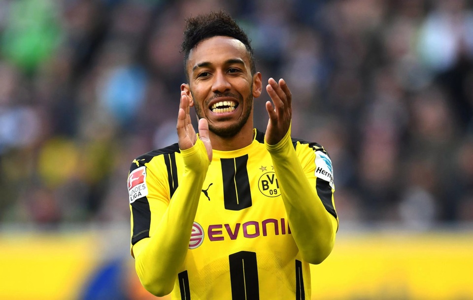 Hơn một lần, Pierre-Emerick Aubameyang đã thể hiện nguyện vọng ra đi. Thậm chí, hồi đầu mùa, cầu thủ người Gabon còn có biểu hiện chống đối rõ rệt. Do đó, Dortmund khó lòng giữ chân Aubameyang nếu như nhận được đề nghị hợp lý.