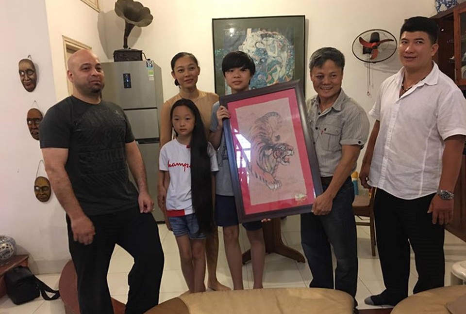 Cao thủ Pierre Flores tỉ thí võ nghệ tại Hà Nội: Ồn ào và phô trương - 1 
Cao thủ Flores tặng tranh mãnh hổ cho võ sư Đoàn Bảo Châu, kết thúc hành trình 3 ngày tại Hà Nội