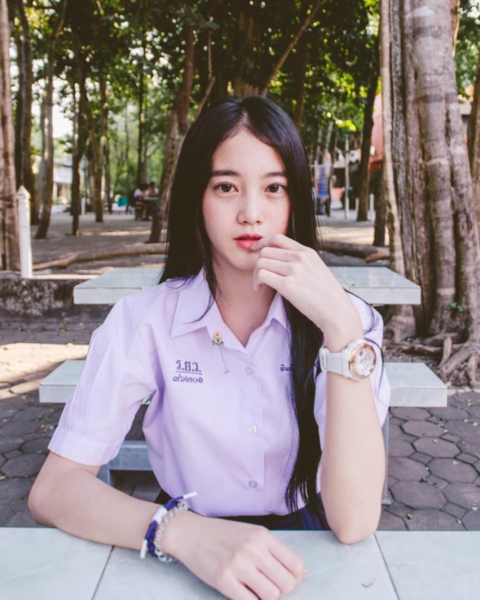"Hot girl học trò" Thái Lan xinh đẹp hút hồn trong bộ đồng phục - 5 Hot girl Pimploy có hơn 115.000 lượt theo dõi trên Instagram và hơn 100.000 lượt theo dõi trên Facebook cá nhân. Cô được kì vọng là một trong những hot girl có nhiều tiềm năng ở Thái Lan.