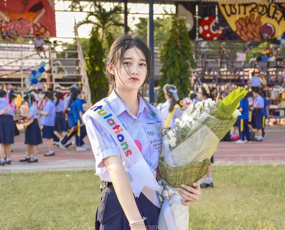 "Hot girl học trò" Thái Lan xinh đẹp hút hồn trong bộ đồng phục - 4 Vẻ đẹp của Pimploy mang nhiều nét Á đông. Cô cũng được nhận xét là có nhiều nét giống với các hot girl Hàn Quốc (thường gọi là ulzzang).
