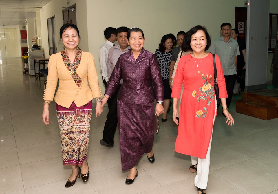 Bà Nguyễn Thị Cúc (áo dài) – đại diện công ty tiếp đón đoàn đại biểu