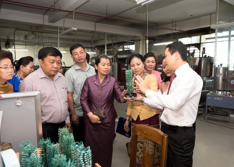 Tại Xí nghiệp nữ trang, đoàn tham quan được giới thiệu về công ty và tận mắt tìm hiểu quy trình chế tác để cho ra đời một sản phẩm trang sức tinh tế thương hiệu PNJ.