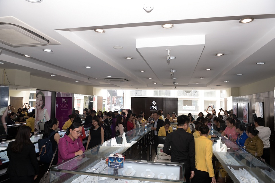 Sau Xí nghiệp nữ trang, đoàn cũng đã tham quan, tìm hiểu về hoạt động kinh doanh cũng như các sản phẩm trang sức của PNJ tại Trung tâm kim hoàn.