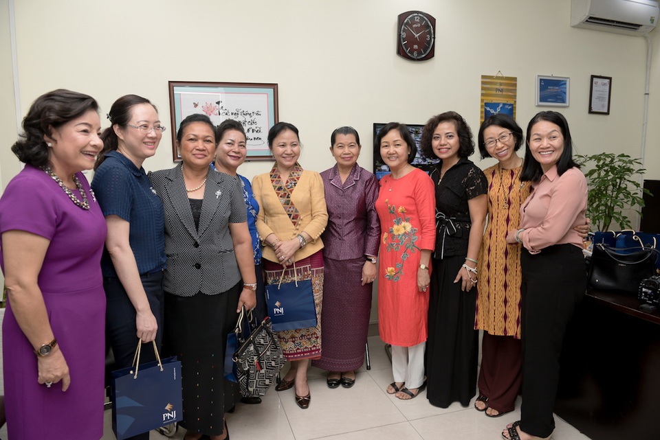 Đại diện đoàn tham quan chia sẻ về nhu cầu trang sức của phụ nữ hai nước Lào và Campuchia hiện nay, đồng thời mong muốn sẽ có nhiều cơ hội sở hữu sản phẩm thương hiệu PNJ.