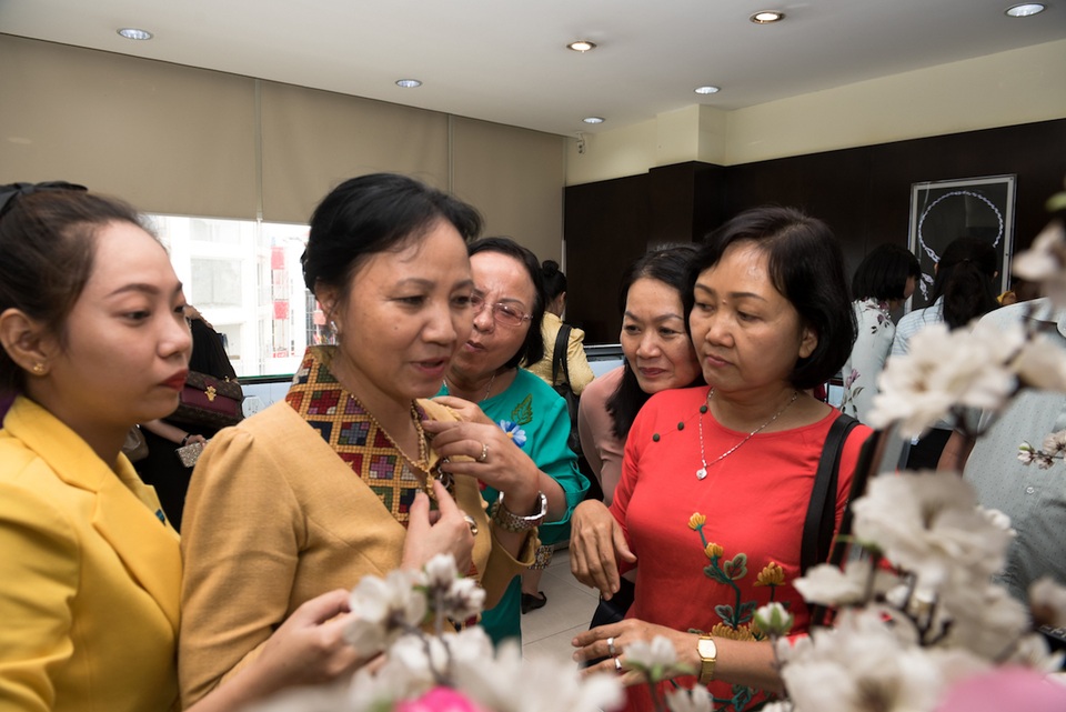 Các vị khách quý đã có dịp trải nghiệm một số trang sức tinh tế thương hiệu PNJ.