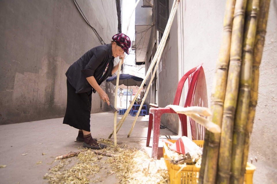 Nắng nóng cao điểm, hàng nước mía "ép" không xuể, thu lãi tiền triệu - 1 Những ngày nắng nóng, chủ các quán nước mía phải luôn chân, luôn tay mới đủ đáp ứng nhu cầu khách hàng