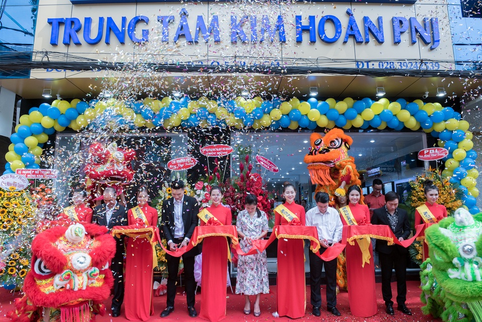 Mới 9 tháng, doanh nghiệp đã sắp "cán đích" cả năm - 3 Tính đến nay, hệ thống mạng lưới bán lẻ của PNJ chạm mốc gần 250 cửa hàng, phân bổ rộng khắp cả nước.