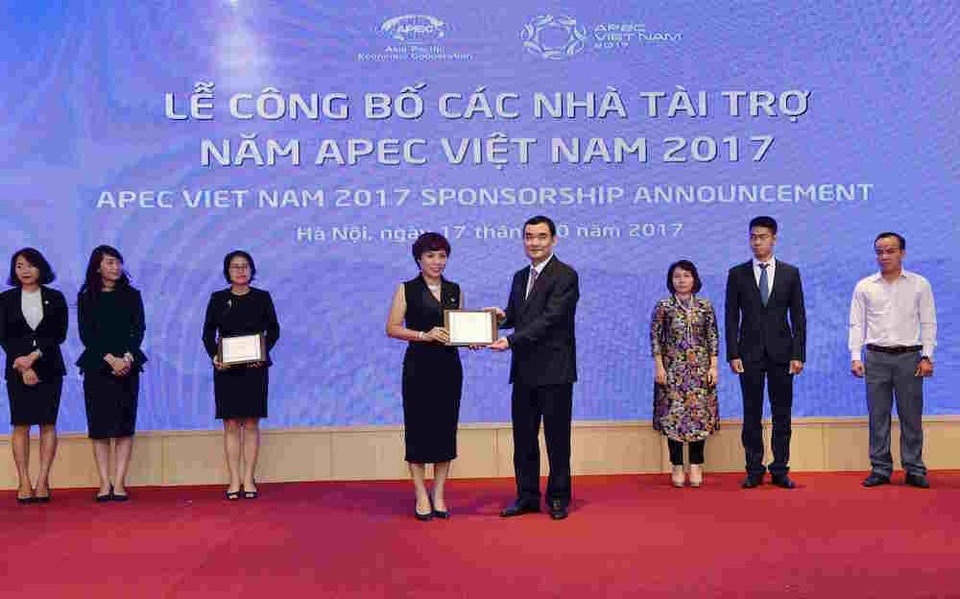 PNJ đồng hành cùng tuần lễ sự kiện cấp cao APEC 2017 - 1 Bà Phạm Thúy Dung (Giám đốc PNJ chi nhánh miền Bắc) – Đại diện PNJ, nhận biểu trưng tài trợ chương trình của APEC 2017