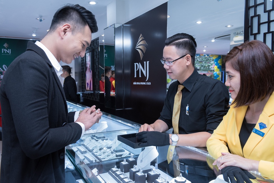 Mới 9 tháng, doanh nghiệp đã sắp "cán đích" cả năm - 1 Sự bứt phá thần tốc đang hiện hữu ở Công ty Cổ phần Vàng Bạc Đá Qúy Phú Nhuận – PNJ.