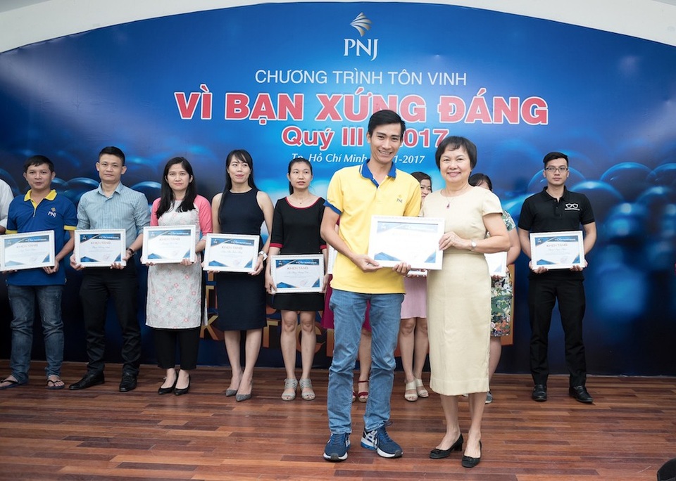 Những yếu tố để doanh nghiệp "níu chân" người lao động - 2 “Vì bạn xứng đáng” – Chương trình ghi nhận, khen thưởng các tập thể và cá nhân có thành tích trong công việc của PNJ