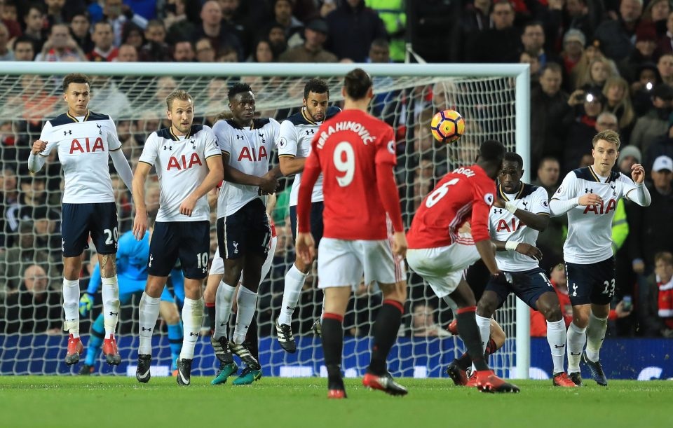 Pogba liên tục đưa bóng trúng xà ngang và cột dọc