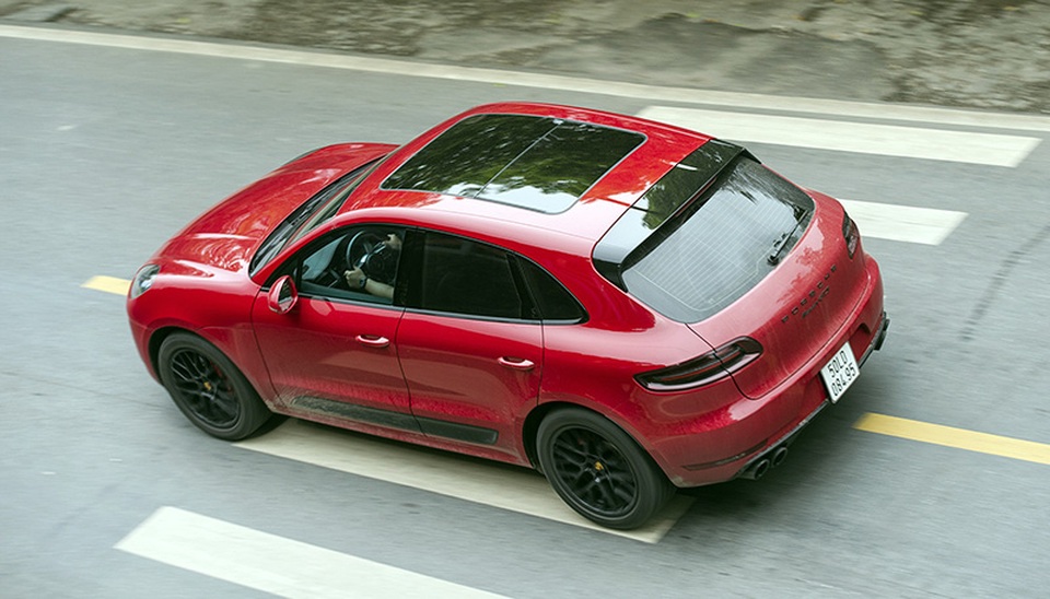 
Trang bị tiêu chuẩn là Hệ thống Treo chủ động của Porsche (PASM) được điều chỉnh thấp hơn 15 mm, cùng mâm xe 20-inch RS Spyder được sơn đen mờ và bộ lốp kết hợp.
