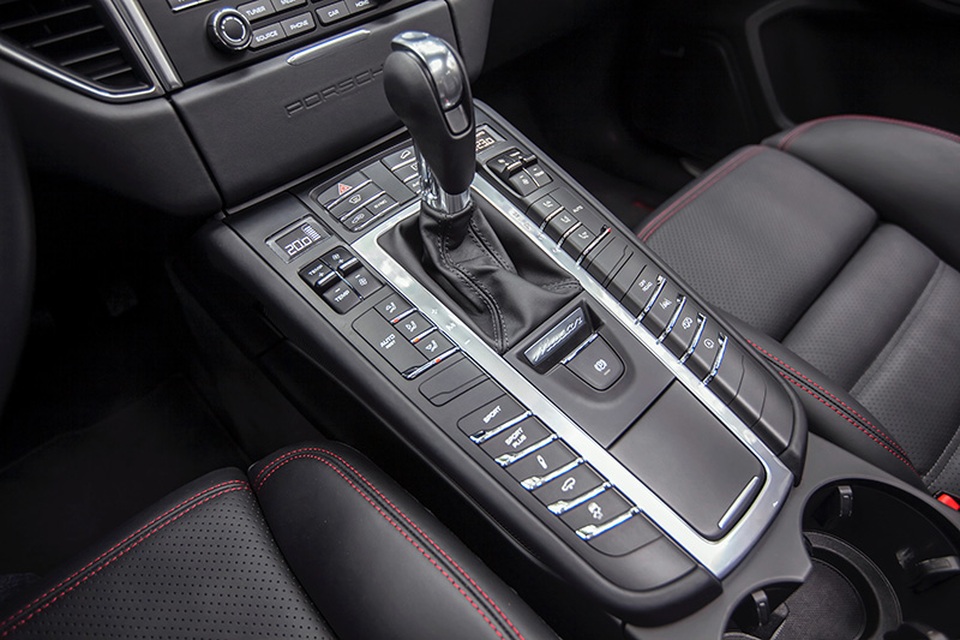 
Với hộp số tự động 7 cấp ly hợp kép PKD, Macan GTS có khả năng tăng tốc 0-100 km/h trong 5,2 giây (thời gian này là 5,0 giây với gói tùy chọn Sport Chrono), và đạt tốc độ tối đa 256 km/h.
