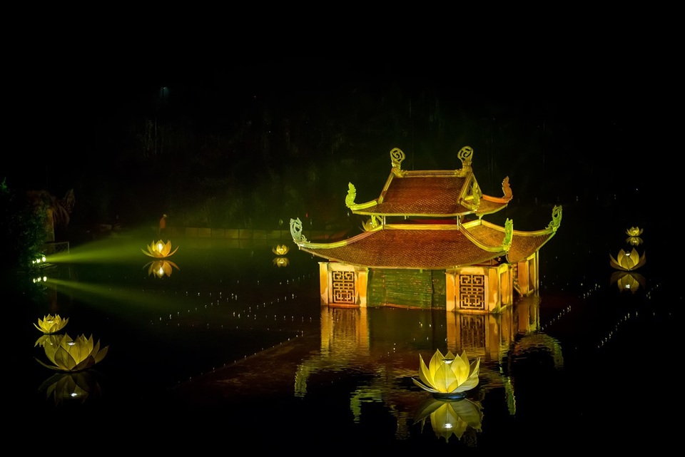 Sống lại hồn quê Bắc Bộ trên sân khấu thực cảnh đầu tiên của Việt Nam - 1 Sân khấu chính là hồ nước rộng 4300m2 trong quần thể di tích chùa Thầy.
