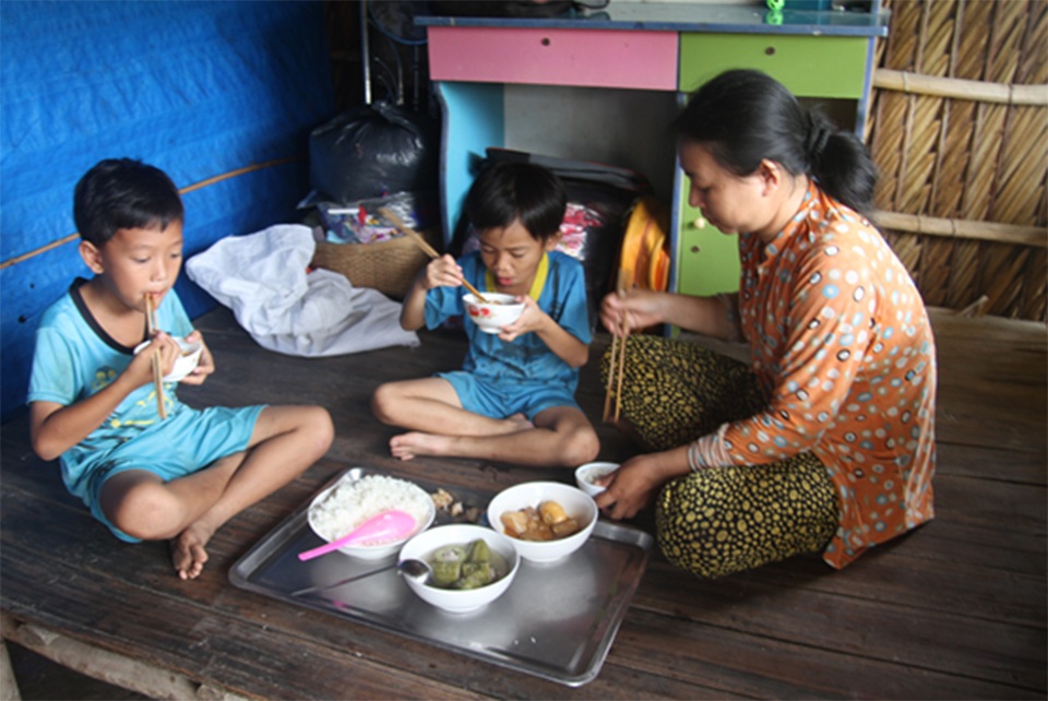 Chị Mi có hai bé trai là Duy Kha 10 tuổi và Khánh Duy 7 tuổi. Hai bé đang tuổi ăn tuổi lớn là thế nhưng ba mẹ con chỉ lo được hai bữa cơm đơn giản mỗi ngày.