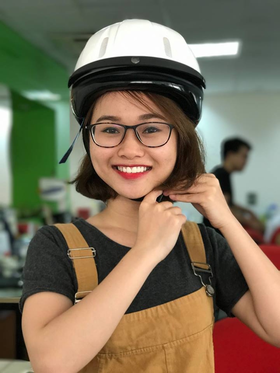 Giới trẻ hào hứng với xu hướng chụp ảnh được sao Hollywood khởi xướng - 3 Cô gái trẻ kêu gọi bạn bè tham gia giao thông an toàn từ những ví dụ đơn giản.