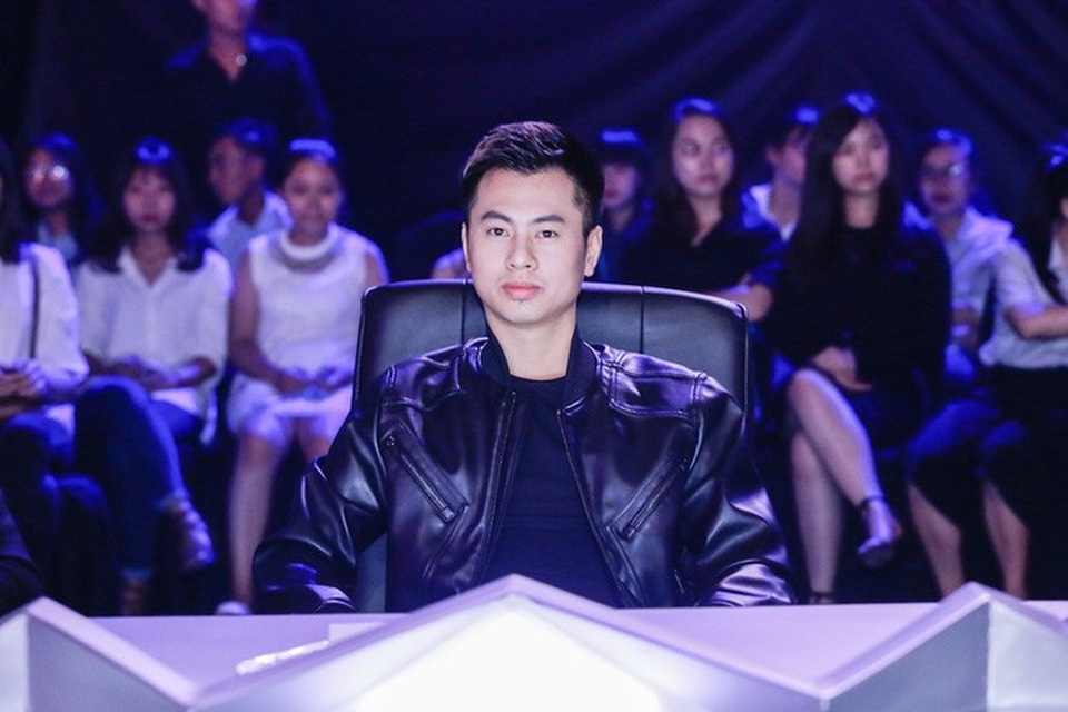 Dương Cầm xin lỗi Miu Lê sau phát ngôn “không đủ trình làm ca sĩ” - 2 Dương Cầm chê Miu Lê hát yếu, hời hợt trong Sao đại chiến.