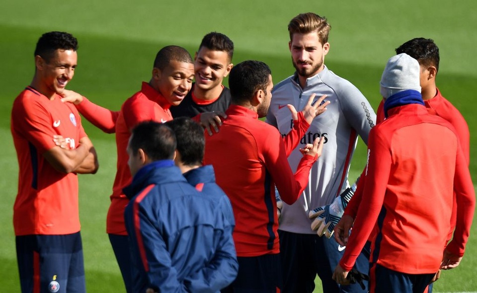 Neymar và Cavani không thèm nhìn mặt nhau trên sân tập - 1 Trong khi cả đội PSG trò chuyện rôm rả