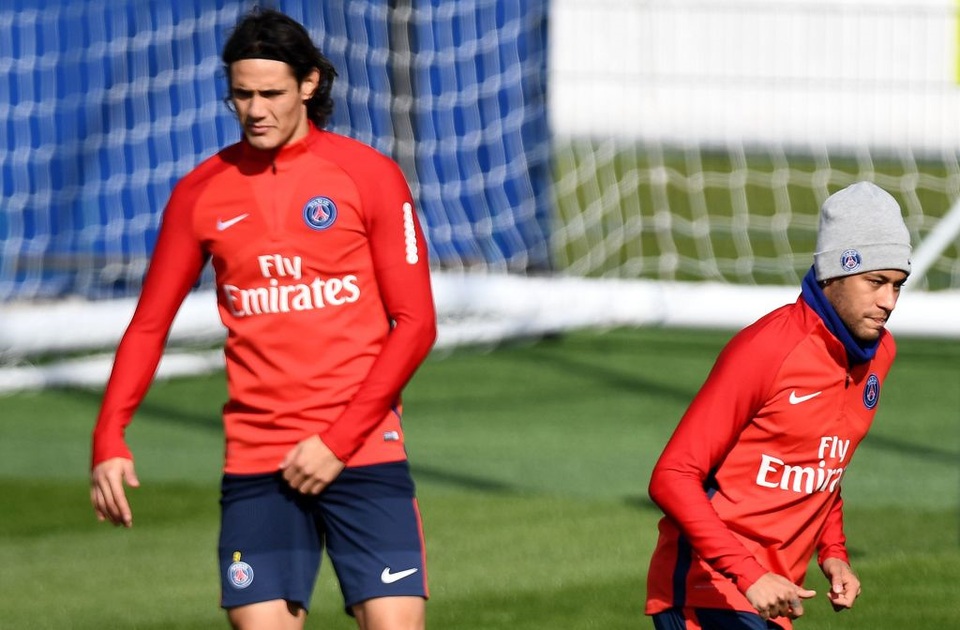 Neymar và Cavani không thèm nhìn mặt nhau trên sân tập - 2 Neymar và Cavani gần như không thèm nhìn mặt nhau trên sân tập