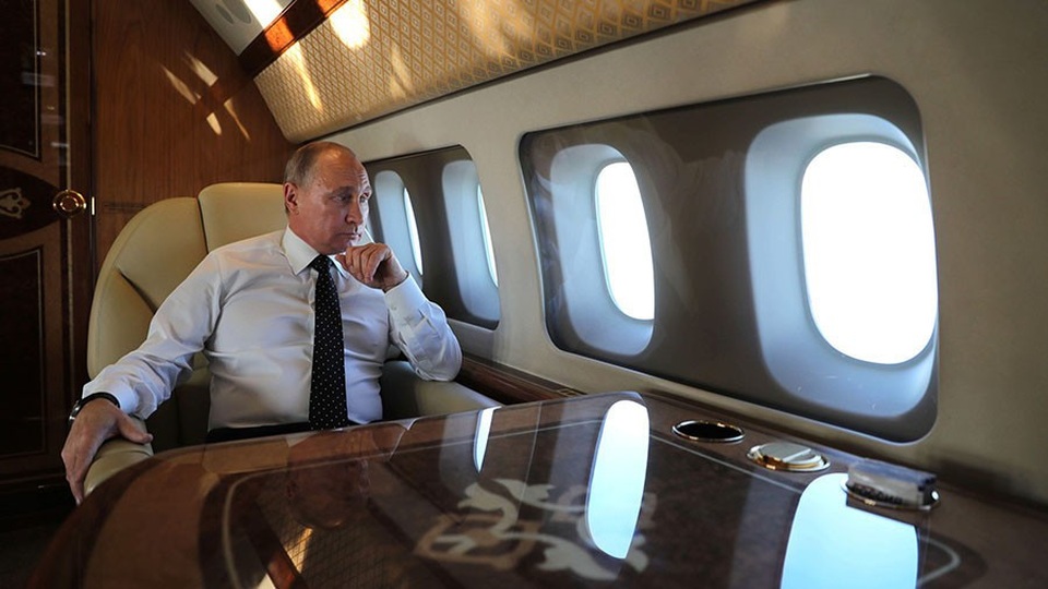 Ông Putin ngắm dàn hộ tống Su-30 từ chuyên cơ thăm đột xuất Syria - 1
Tổng thống Putin ngắm dàn máy bay hộ tống từ chuyên cơ. (Ảnh: Kremlin)