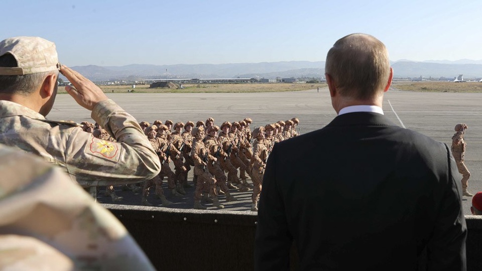 Tổng thống Putin: Hành động quân sự ở bán đảo Triều Tiên sẽ là thảm họa - 1
Ông Putin thăm căn cứ không quân Khmeimim ở Syria. (Ảnh: Reuters)