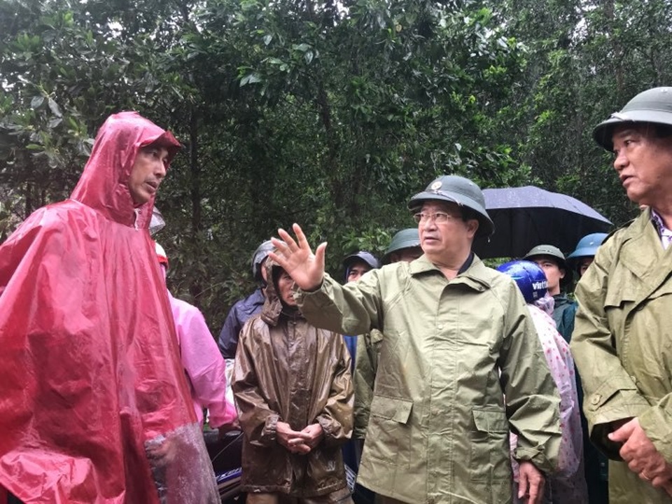 Thực hư thông tin vỡ đập thủy điện sông Tranh - 1 Phó Thủ tướng Trịnh Đình Dũng đi kiểm tra công tác khắc phục thiệt hại do mưa lũ ở huyện Bắc Trà My (Quảng Nam).