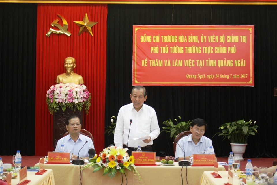 Phó Thủ tướng: Quảng Ngãi cần thu hút doanh nghiệp đầu tư vào miền núi - 1
Phó Thủ tướng trường trực Chính phủ Trương Hòa Bình làm việc với lãnh đạo tỉnh Quảng Ngãi.