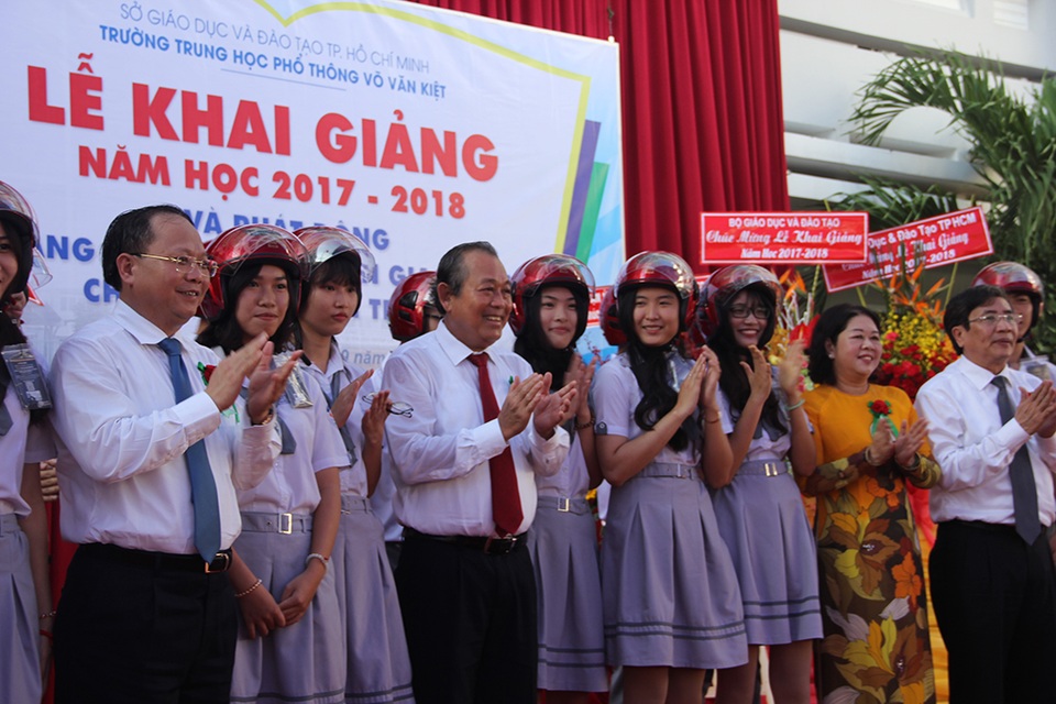 Phó Thủ tướng Trương Hòa Bình tặng mũ bảo hiểm cho học sinh nhân lễ khai giảng - 4
Phó Thủ tướng Trương Hoà Bình trao tặng mũ bảo hiểm tượng trưng cho học sinh