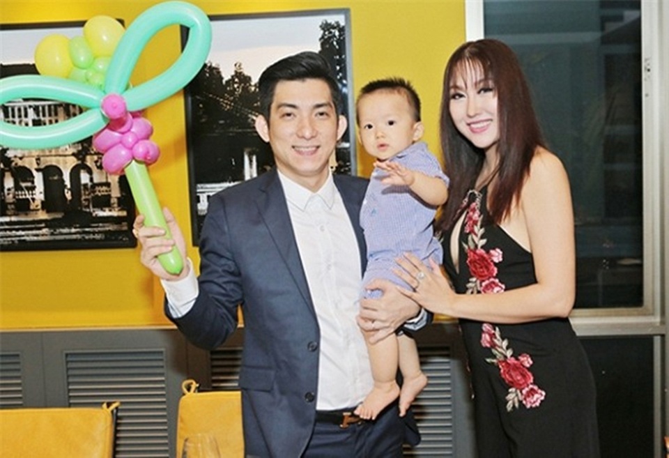 Đường tình trắc trở của “nữ hoàng dao kéo” Phi Thanh Vân - 5 Ngỡ rằng Phi Thanh Vân đã có được hạnh phúc sau những sóng gió hôn nhân đầu đời thì chuyện tình lại tiếp tục trắc trở.