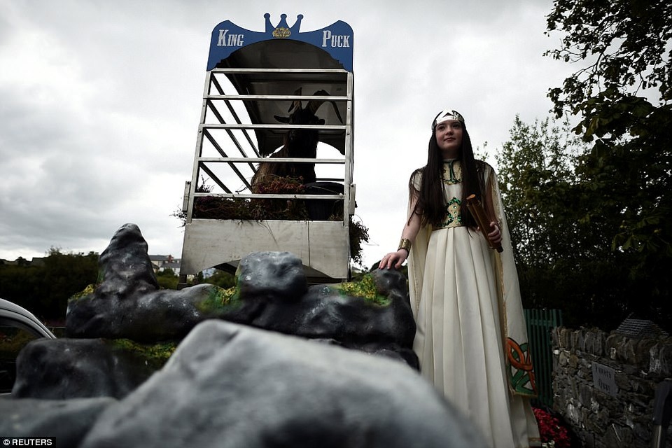 Lễ hội kỳ lạ nhất thế giới: Đưa dê lên làm vua - 6 Vua dê và Hoàng hậu trong đám rước