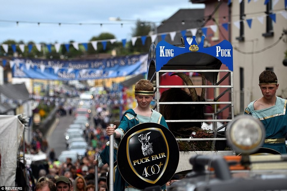 Lễ hội kỳ lạ nhất thế giới: Đưa dê lên làm vua - 5 Đám rước vua dê thu hút đông đảo khách du lịch tới chiêm ngưỡng